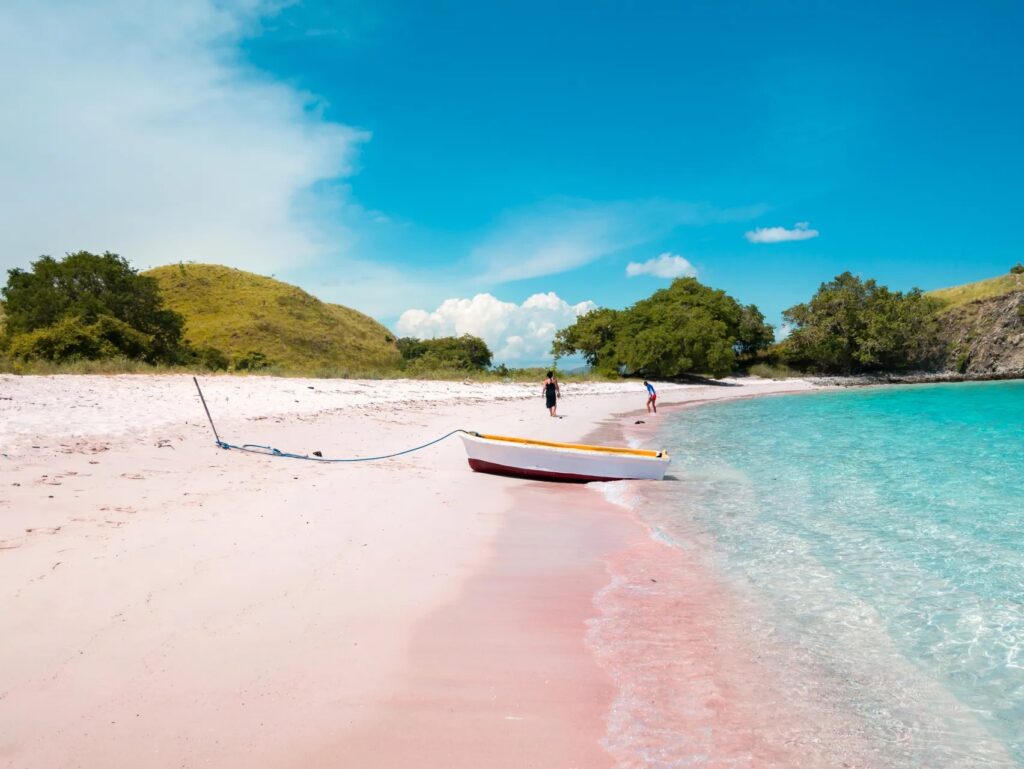 Nikmati paket Tour Lombok 4 Hari 3 Malam dengan itinerary terbaik! Jelajahi pantai indah, Gili Trawangan, budaya lokal, dan kuliner khas.