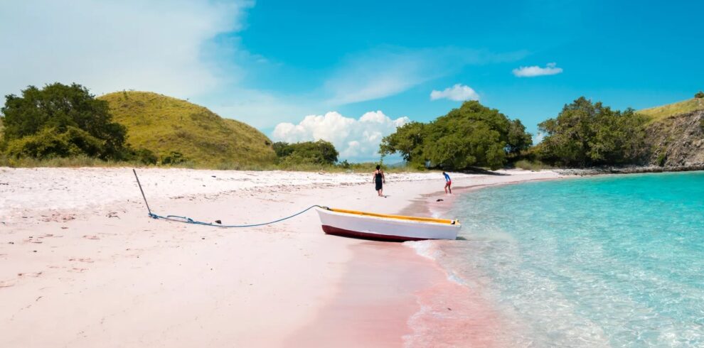 Nikmati paket Tour Lombok 4 Hari 3 Malam dengan itinerary terbaik! Jelajahi pantai indah, Gili Trawangan, budaya lokal, dan kuliner khas.