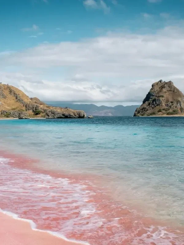 Liburan Lombok 4 Hari 3 Malam siap memanjakan Anda dengan wisata Gili, Pantai Pink, dan keindahan alam.
