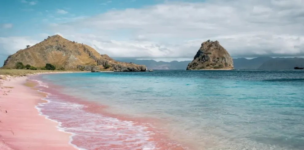 Liburan Lombok 4 Hari 3 Malam siap memanjakan Anda dengan wisata Gili, Pantai Pink, dan keindahan alam.