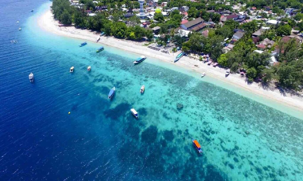 Nikmati Paket Tour Lombok 4D3N dengan pantai indah, budaya unik, dan destinasi populer dalam 4 hari 3 malam.