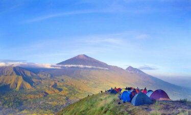 Camping di Bukit Pergasingan Sembalun dengan pemandangan indah.