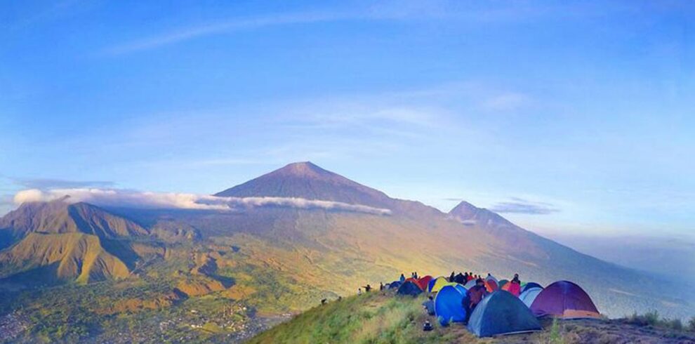 Camping di Bukit Pergasingan Sembalun dengan pemandangan indah.
