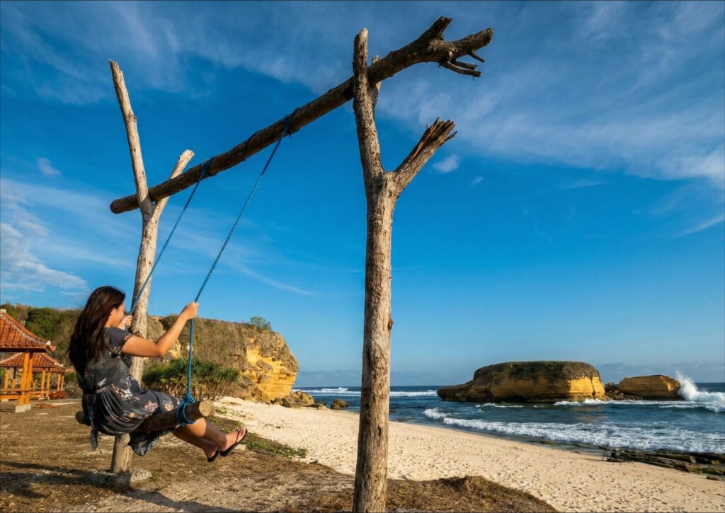 Wisatawan berenang di Pantai Kura Kura Lombok