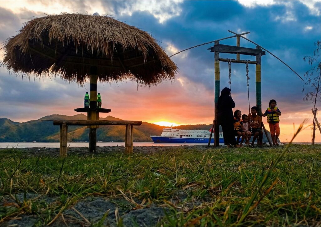 liburan keluarga di pantai cemara lembar