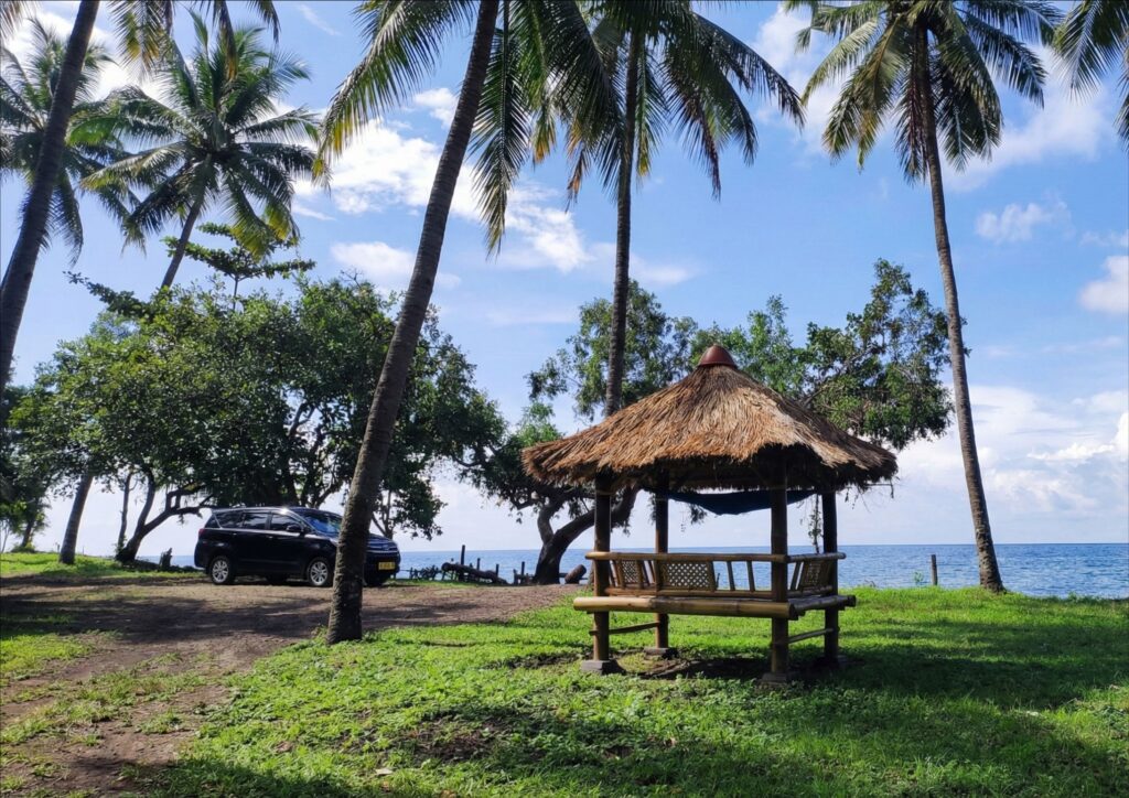 gazebo pantai tebing lombok utara