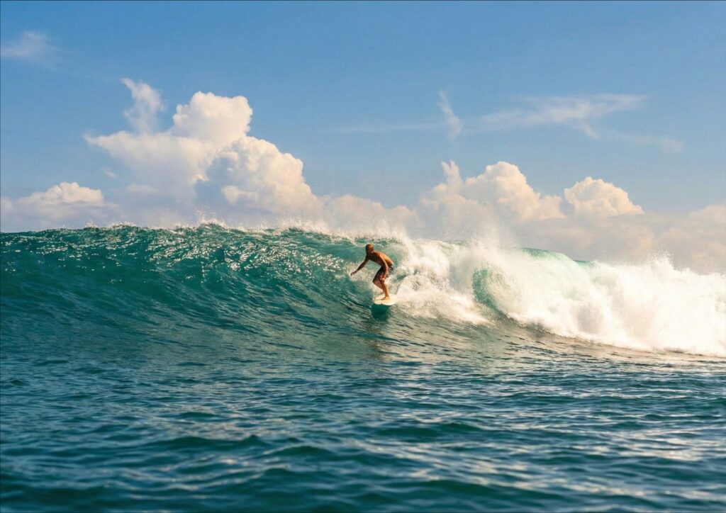 pantai surga permata tersembunyi peselancar