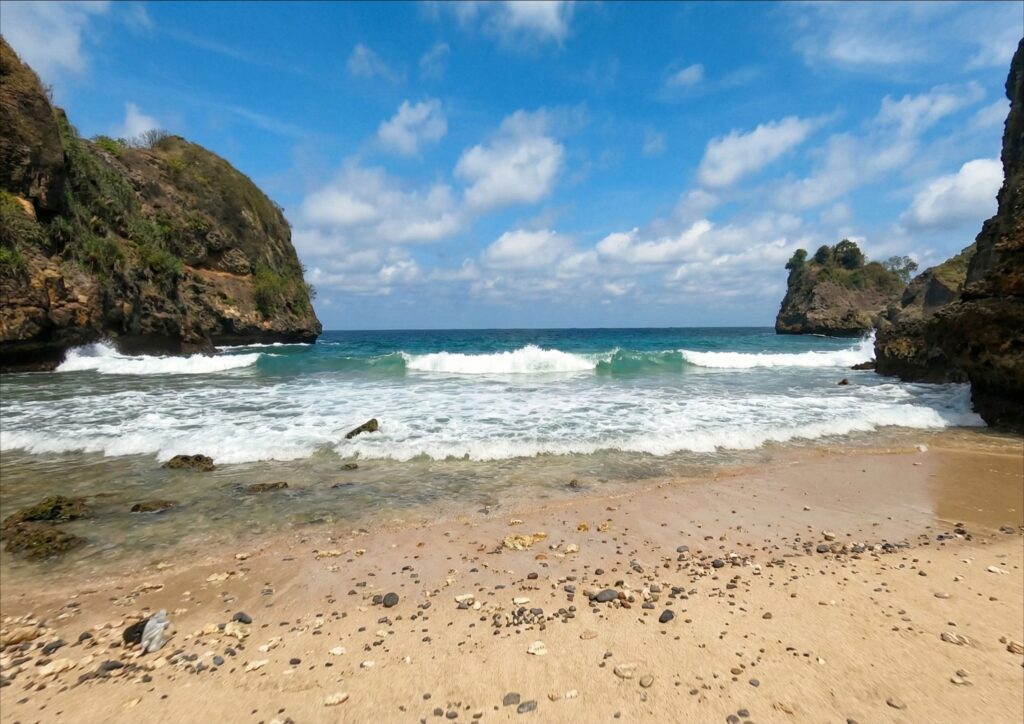 Pantai Sari Goang loteng