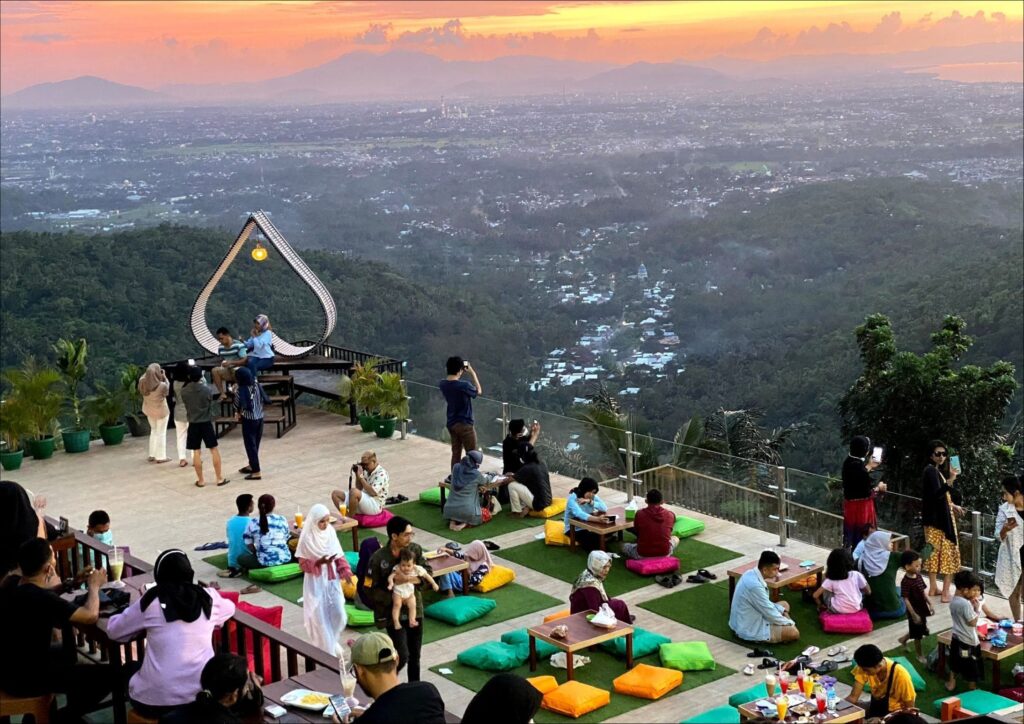 makan bersama keluarga di taman langit lombok