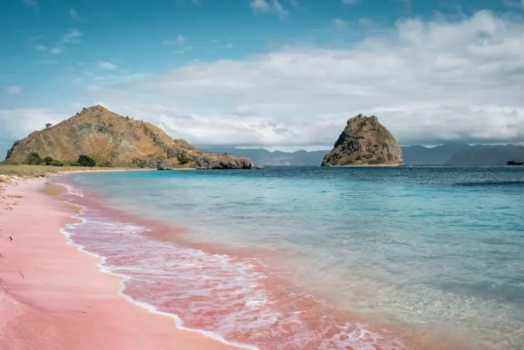 Liburan Lombok 4 Hari 3 Malam siap memanjakan Anda dengan wisata Gili, Pantai Pink, dan keindahan alam.