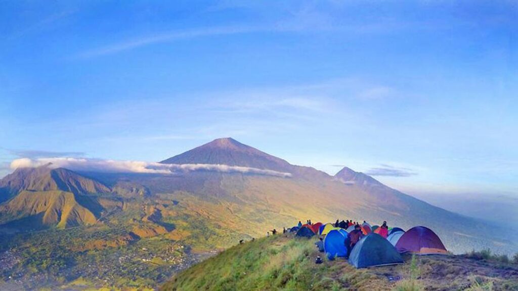 Camping di Bukit Pergasingan Sembalun dengan pemandangan indah.