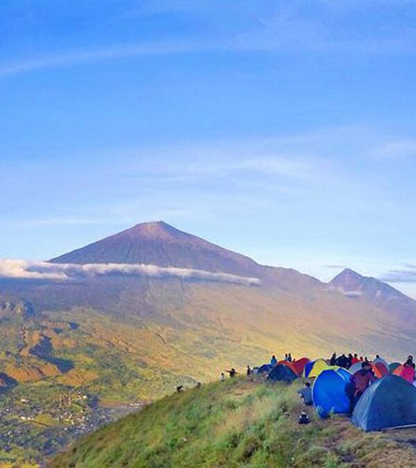 Camping di Bukit Pergasingan Sembalun dengan pemandangan indah.