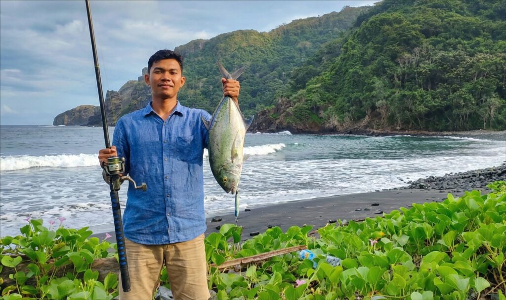 aktivitas memancing di Paretan Beach